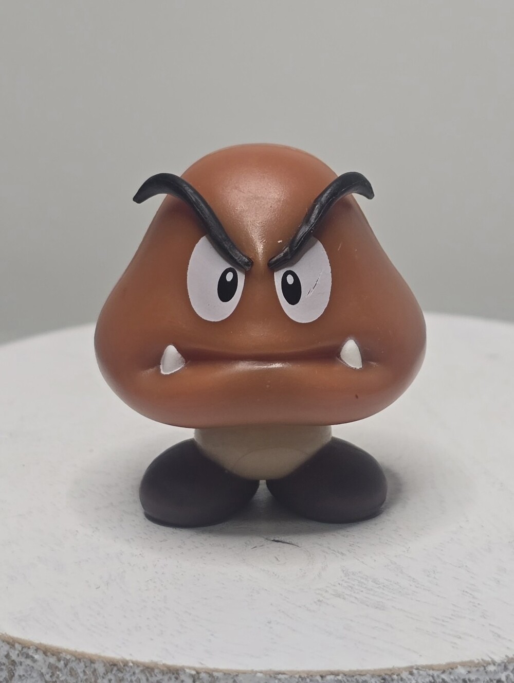 Super Mario World GOOMBA Small Figure World of Nintendo Jakks Toy